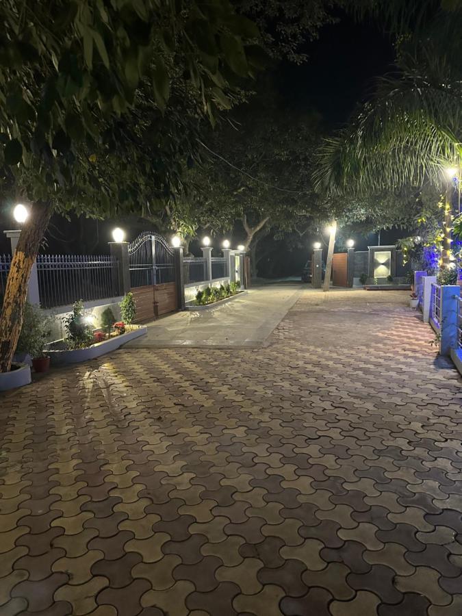 Kaashi Flora Vila Varanasi Exterior foto
