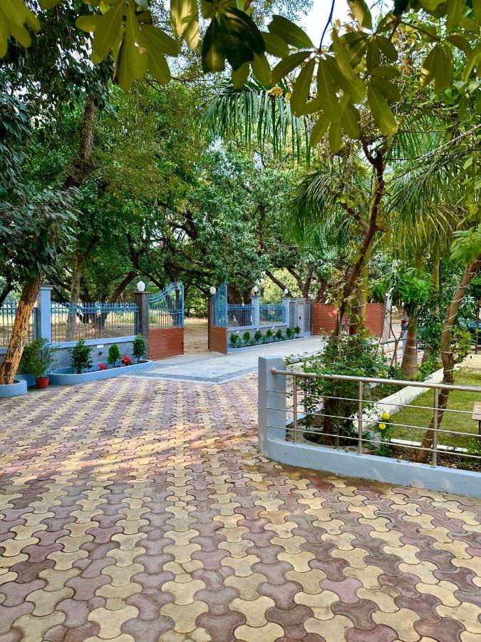 Kaashi Flora Vila Varanasi Exterior foto